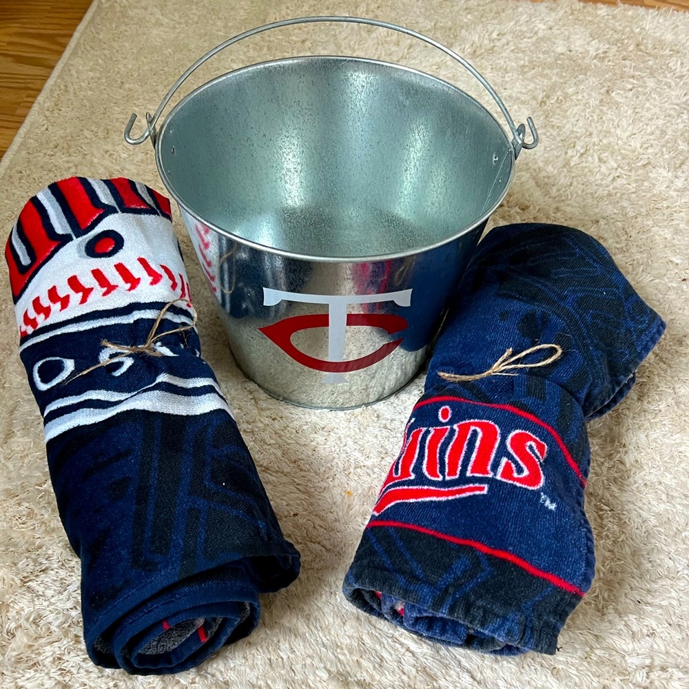 MLB Minnesota Twins Bucket with 2 towels